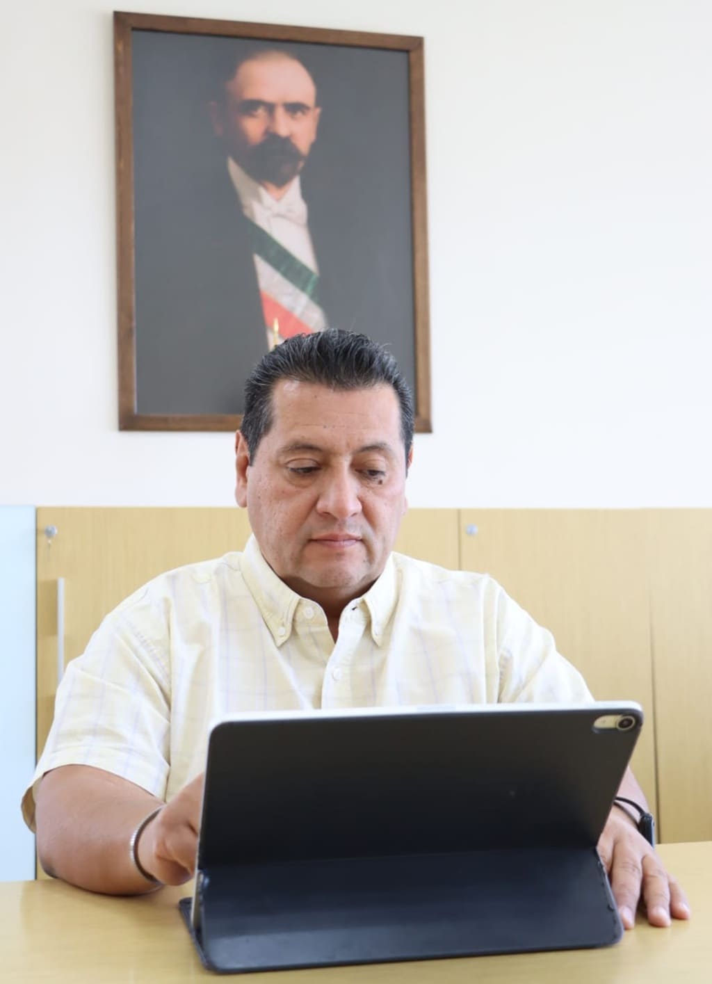 hombre sentado frente a una computadora