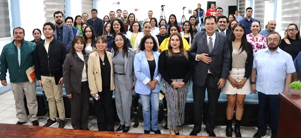 varias personas de pie en un salón