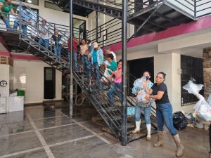 Entrega de víveres para personas damnificadas en Veracruz