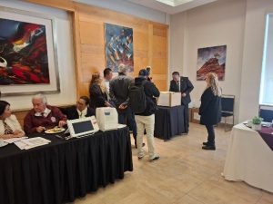 personas en un salón votando en maquinas