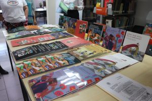 mesa con libros de colores