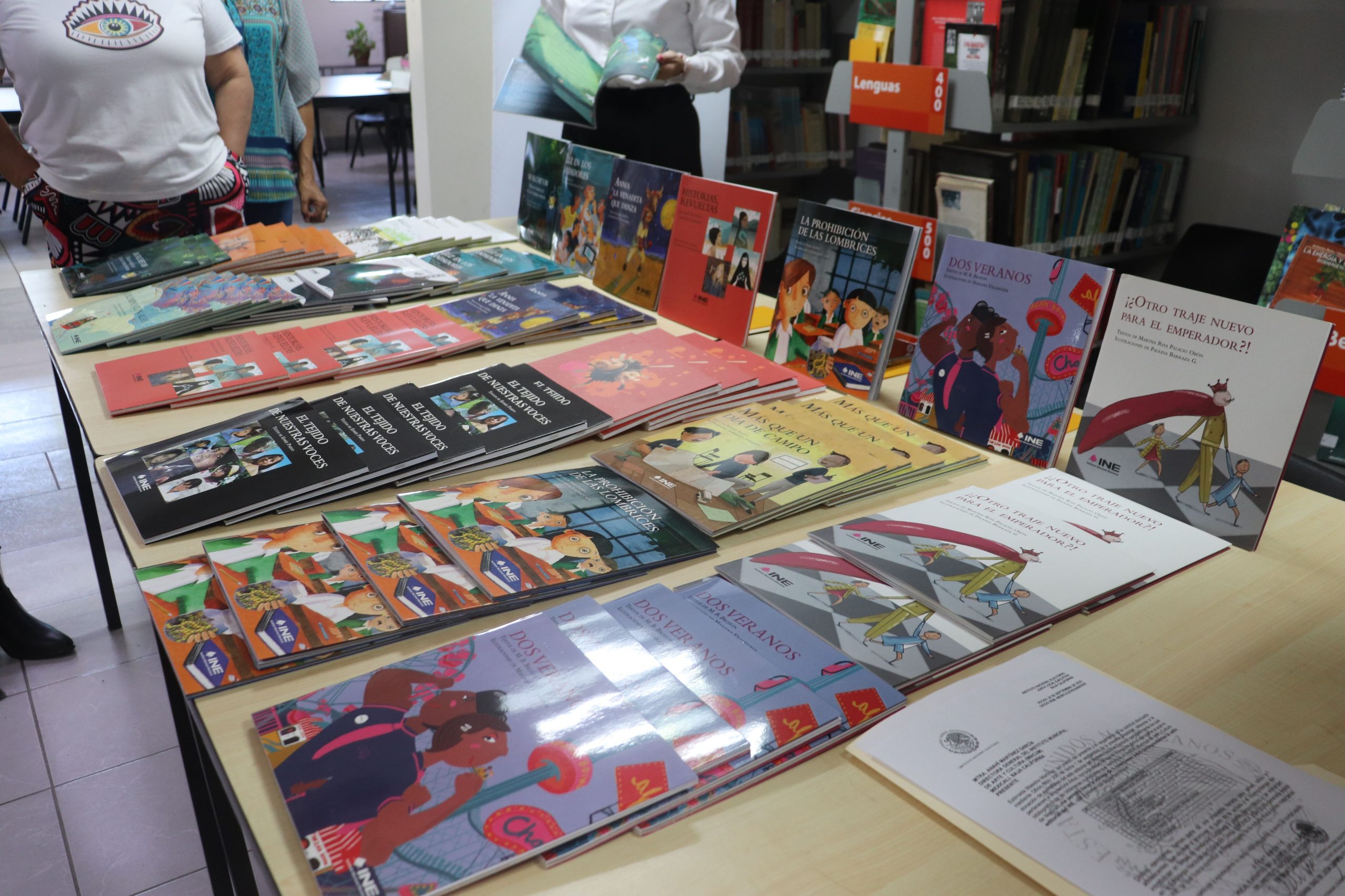 mesa con libros de colores
