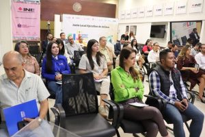 varias personas sentadas en un salón
