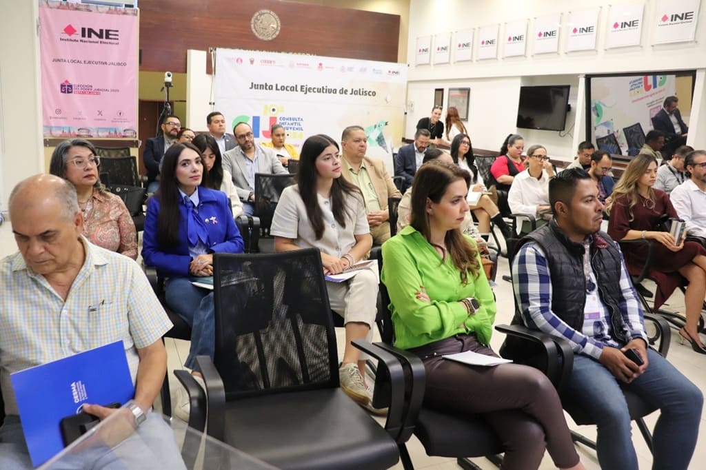 varias personas sentadas en un salón