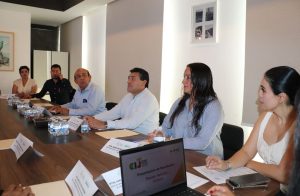 personas sentadas en un salón color blanco