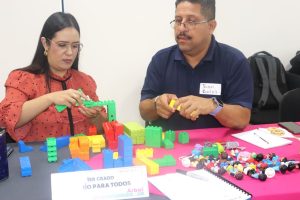 dos personas jugando con piezas de colores