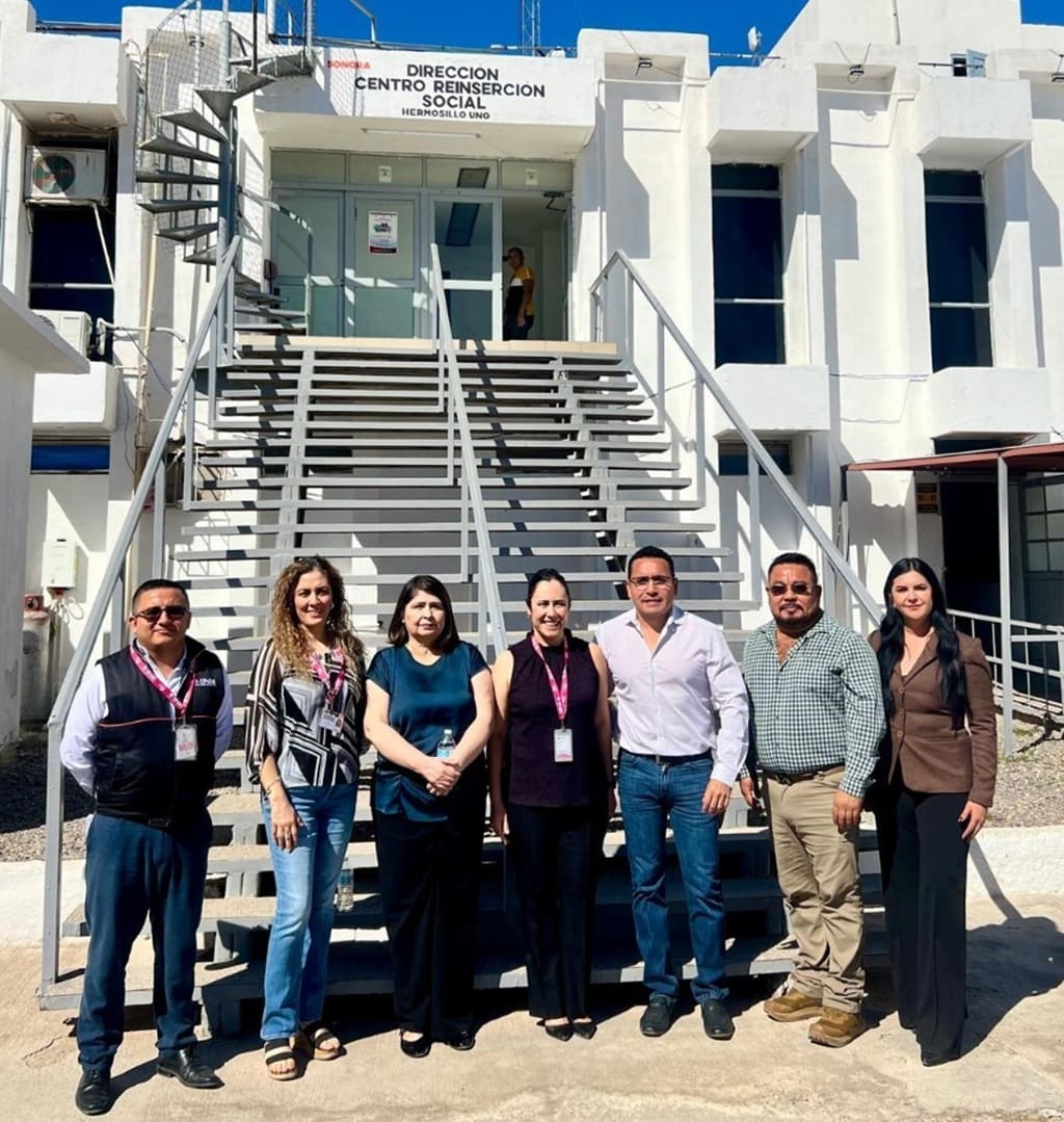 personas afuera de las instalaciones de un edificio