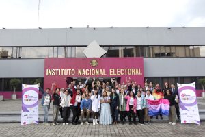 Foto grupal de participantes de Tejiendo Redes Ciudadanas por juventudes diversas