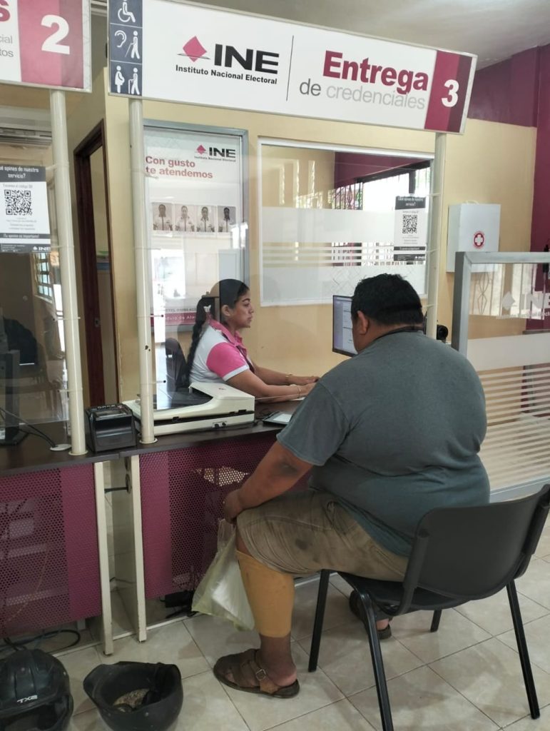 Hombre realizando un tramite de credencial para votar