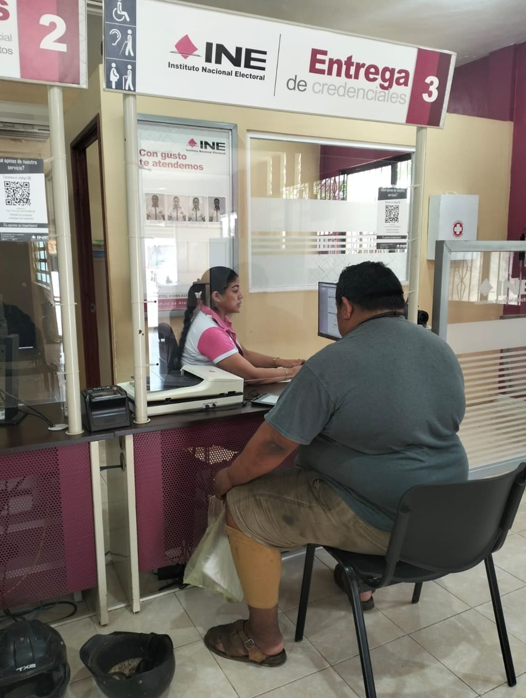 Hombre realizando un tramite de credencial para votar