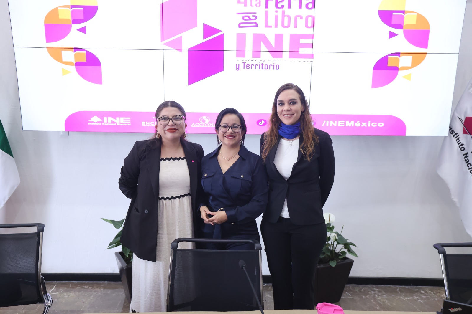 Persona participantes paradas en el lobby del Instituto posando para la foto.