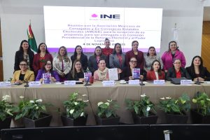 Participantes paradas y sentadas en el lobby del instituto posando para la foto.