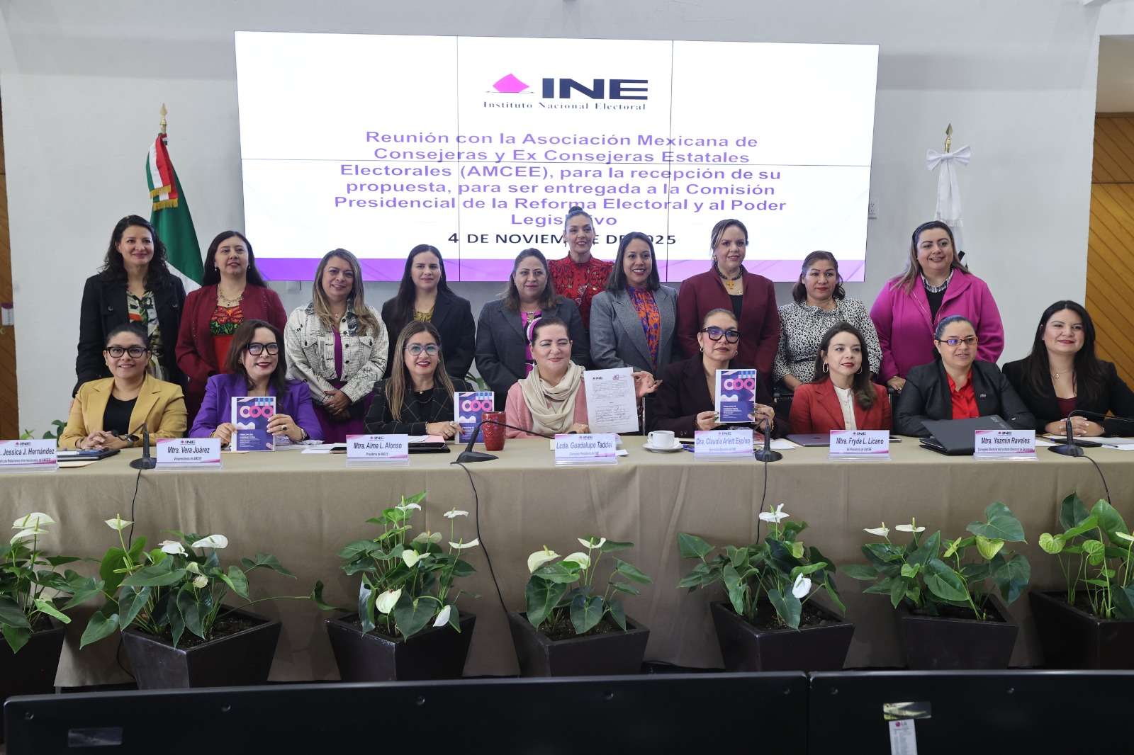 Participantes paradas y sentadas en el lobby del instituto posando para la foto.