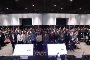Persona participantes parados posando para la foto oficial.