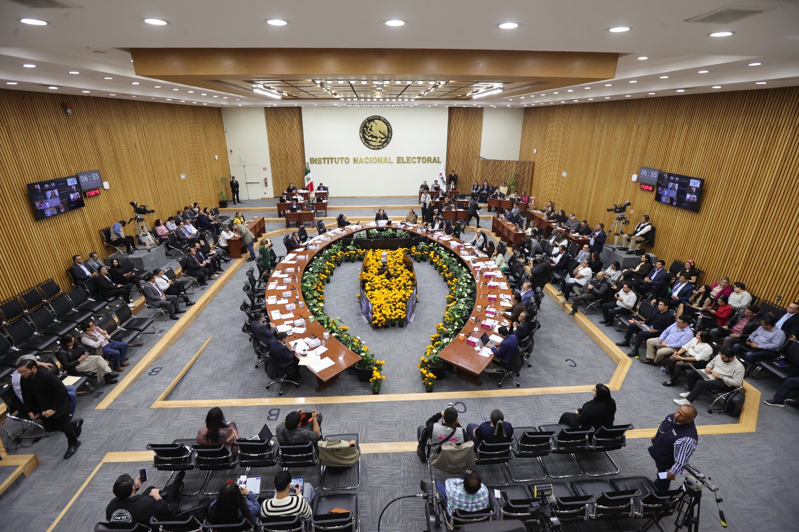 Salón de sesiones con la participación de las personas Consejeras Electorales y representantes de partidos políticos.