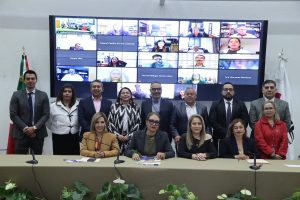 Persona participantes paradas posando para la foto oficial.