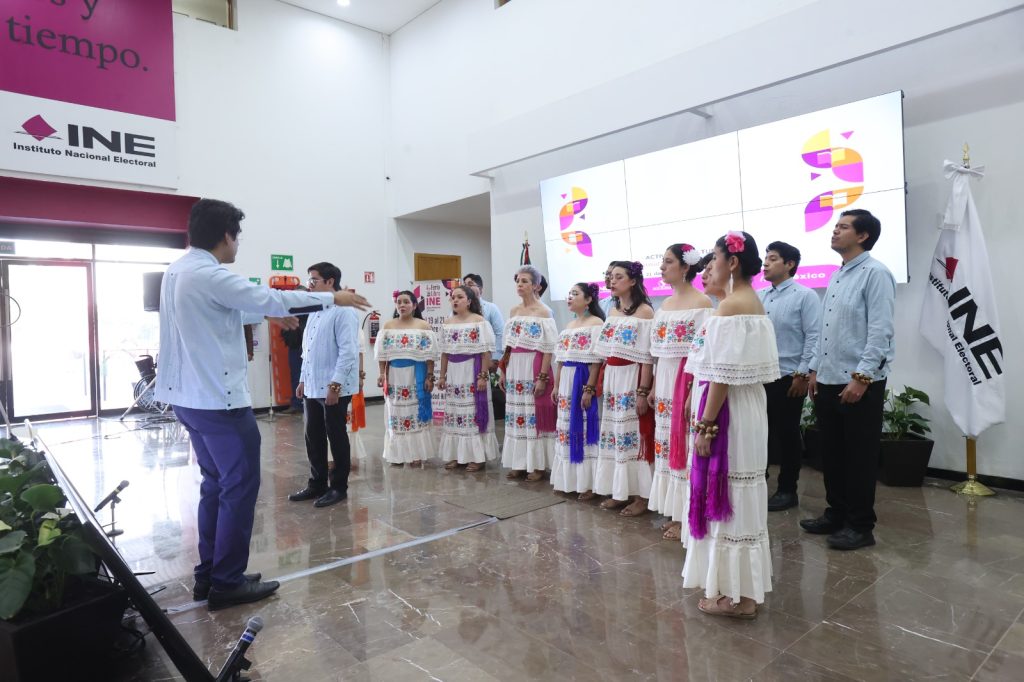 Personas bailando y cantando con trajes regionales.