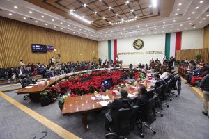 Toma abierta del salón de sesiones con las personas Consejeras Electorales y representantes de partidos políticos.