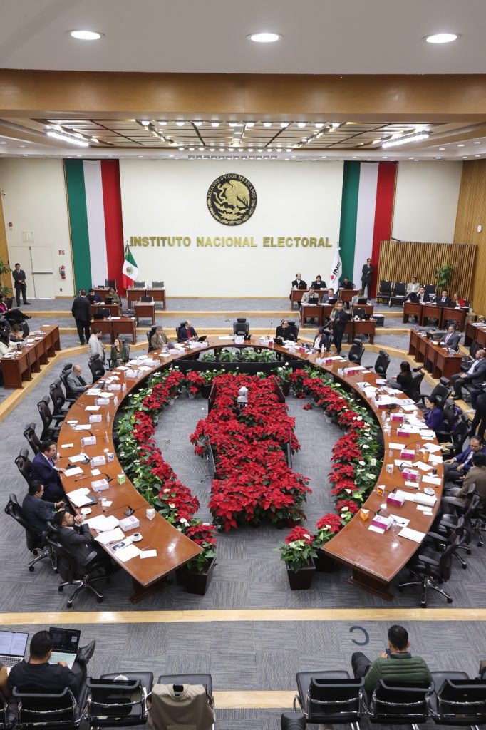 Toma abierta del salón de sesiones con las personas Consejeras Electorales y representantes de partidos políticos.