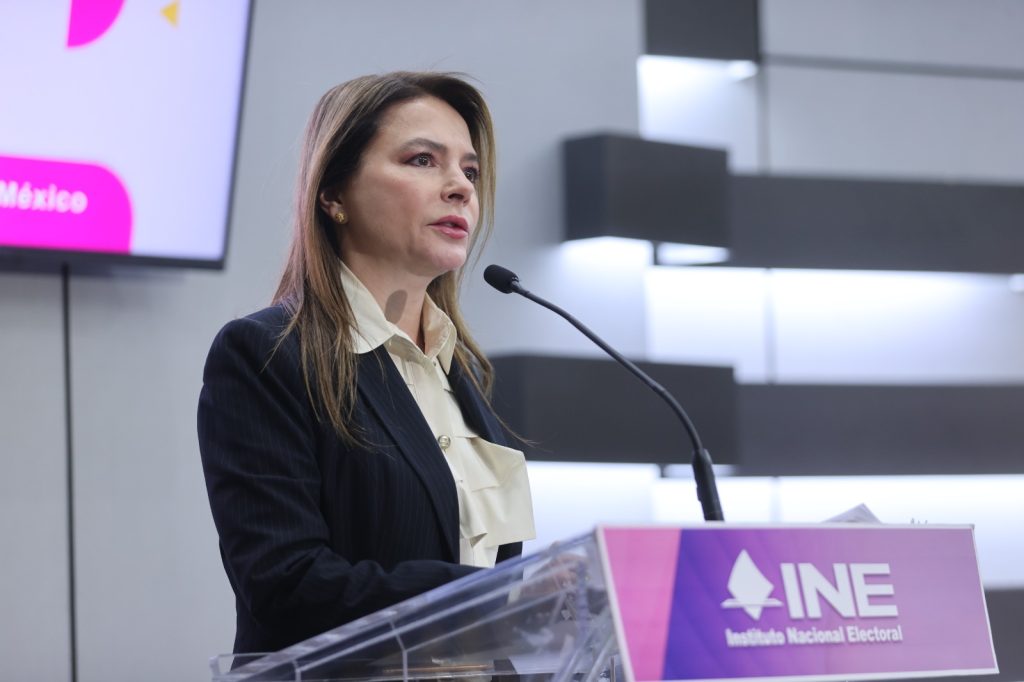 Carla Humphrey Jordan, Consejera Electoral en su participación en el evento.
