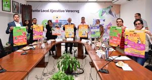 personas de pie con carteles de colores