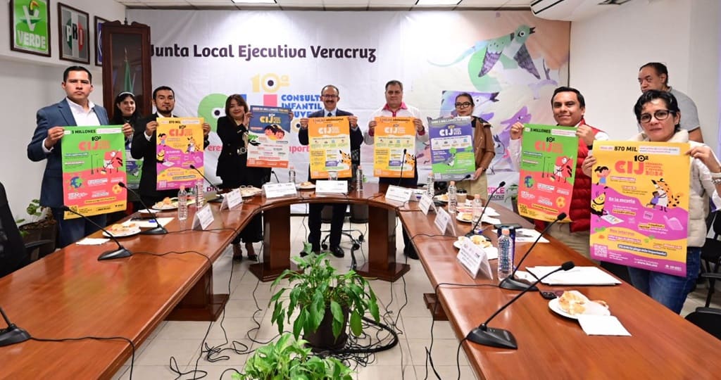 personas de pie con carteles de colores