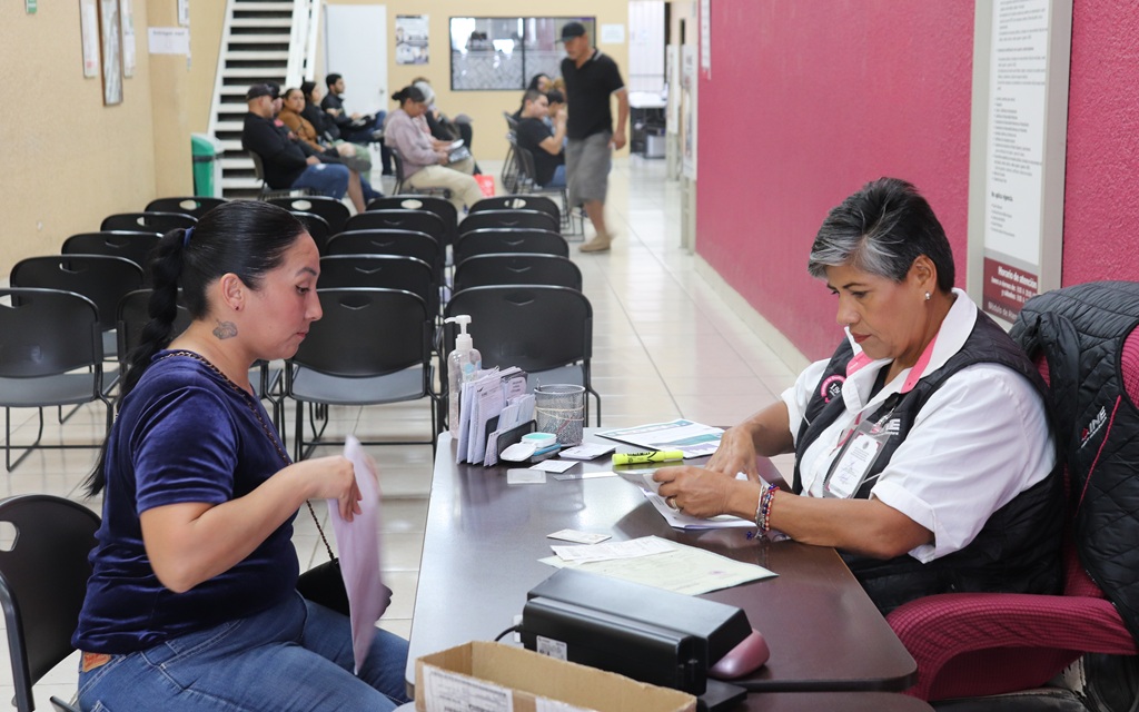 Funcionaria del Módulo de Atención en Baja California dando atención a una ciudadana.