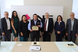 varias personas de pie