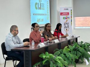 tres mujeres y un hombre sentados