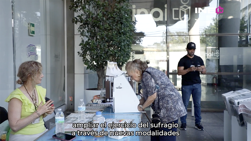 Persona ejerciendo su voto electrónico