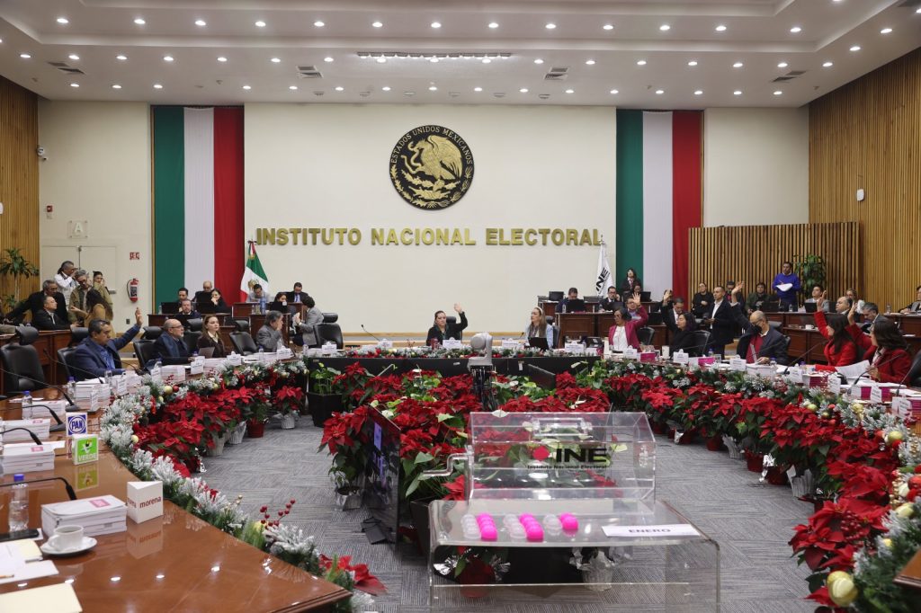 Salón de sesiones con la participación de las personas Consejeras Electorales y representantes de partidos políticos.