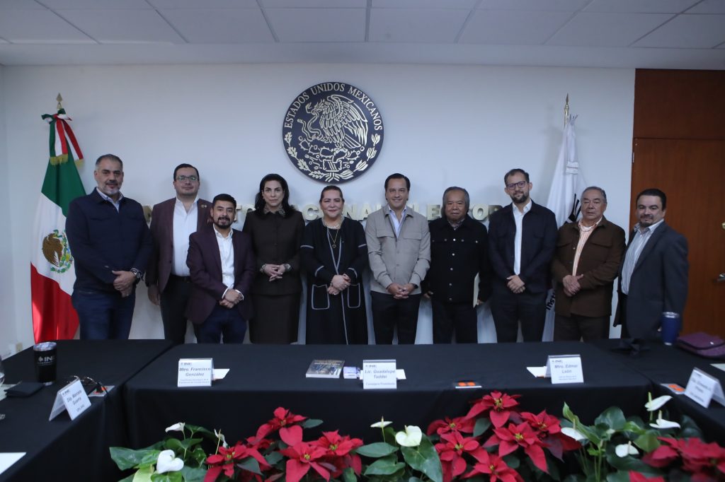 Consejera Presidenta y Representantes de Partidos Políticos posando para la foto oficial.