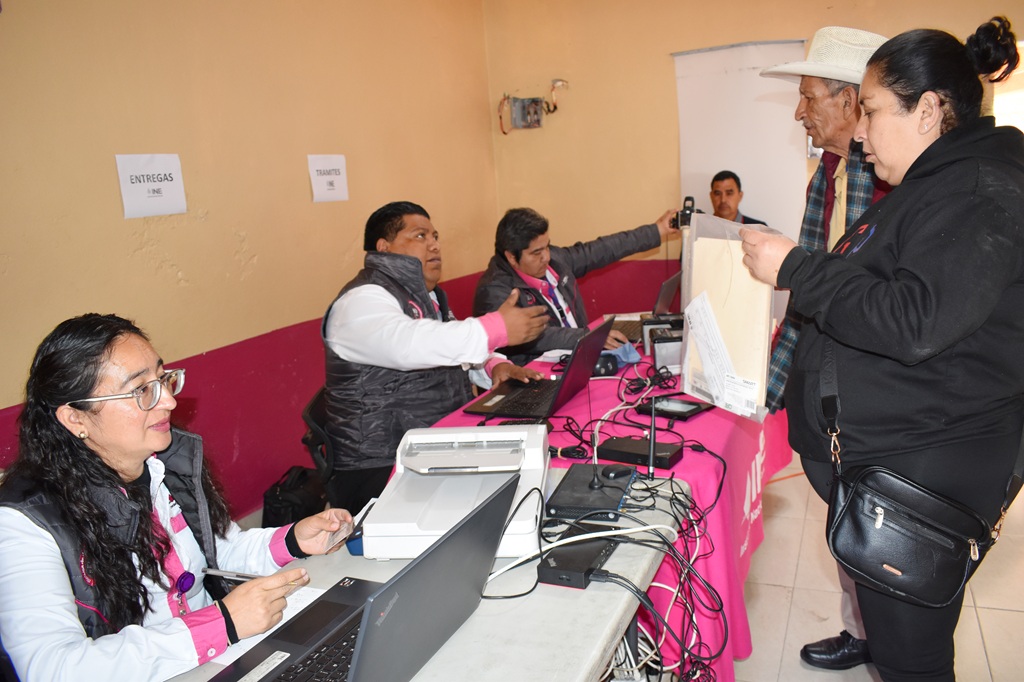 personal del INE en Estado de México atendiendo a la ciudadanía