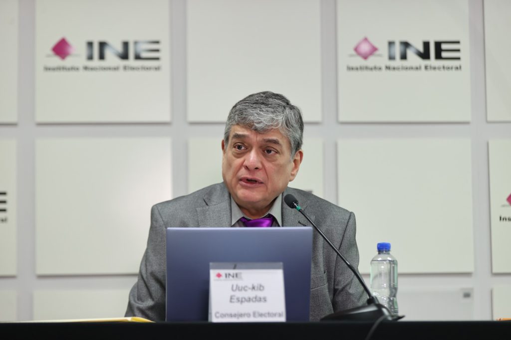 El Consejero Uuc-kib Espadas en conferencia de prensa