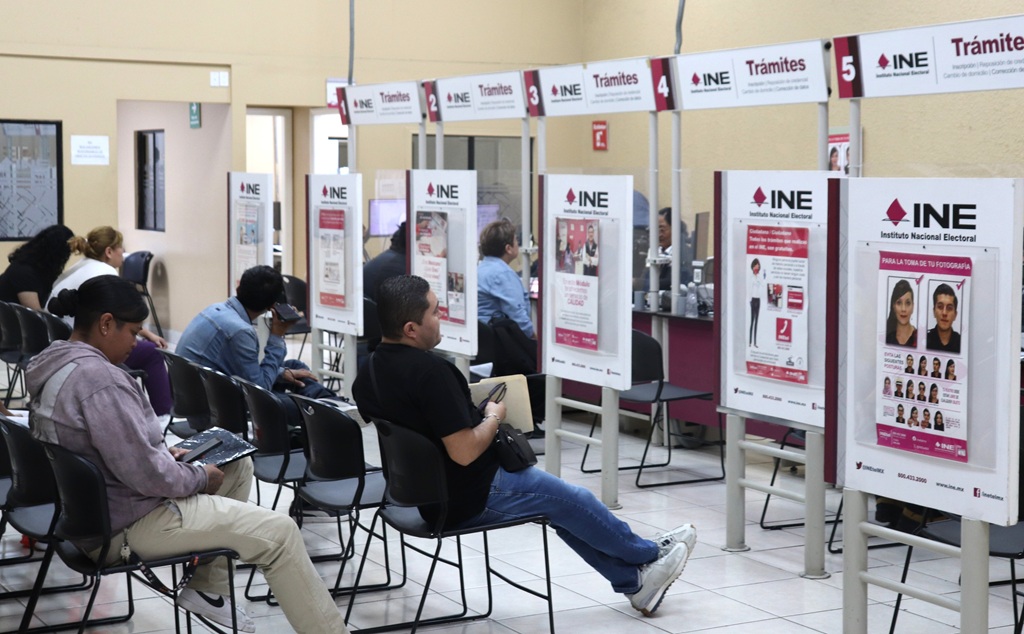 personas sentadas en una oficina del INE