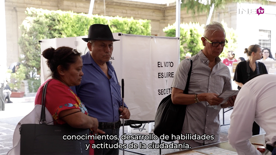 Personas ejerciendo su derecho al voto