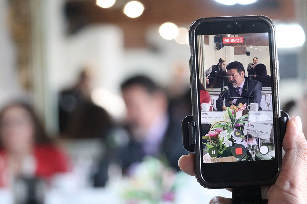 una persona grabando con un celular