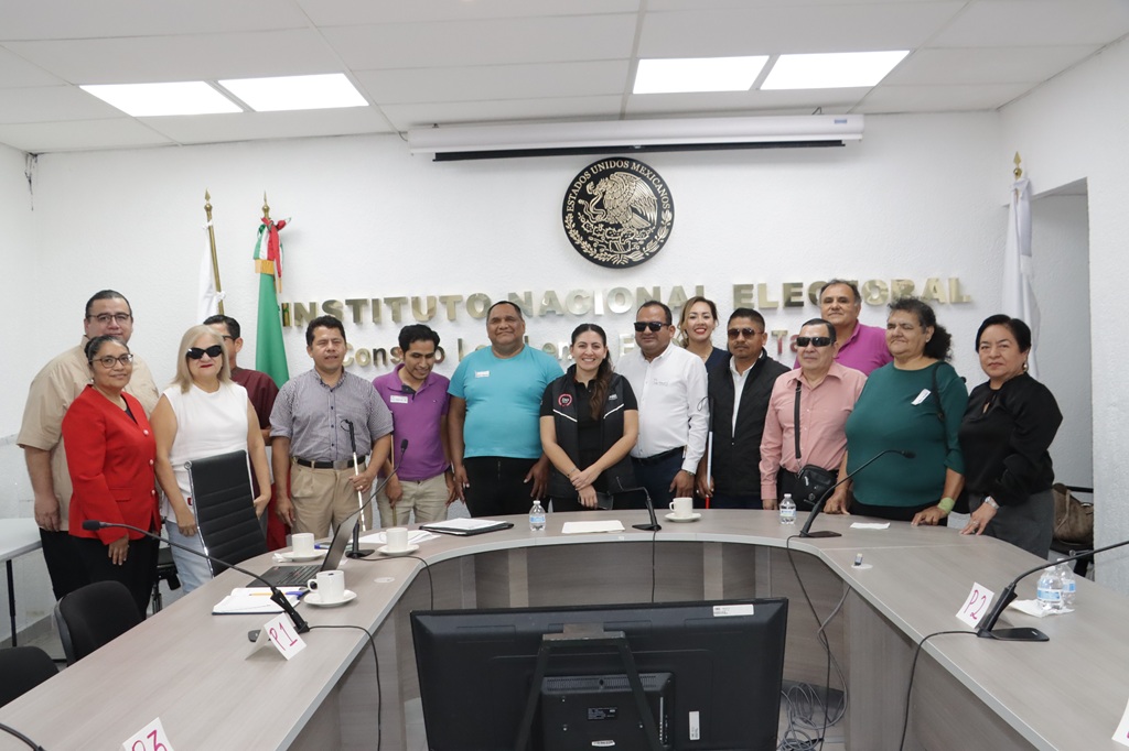 varias personas débiles visuales de pie con personas trabajadoras del INE en Tabasco
