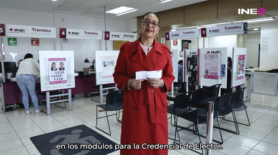 mujer de pie con el módulo de atención ciudadana al fondo