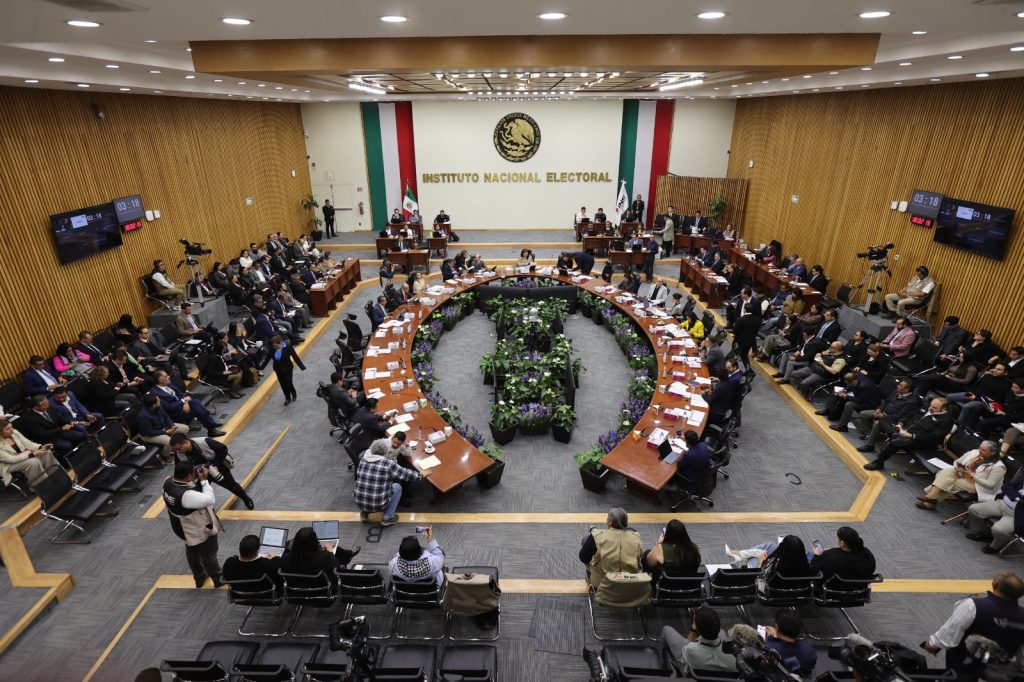 Salón de sesiones con la participación de las personas Consejeras Electorales y representantes de partidos políticos.