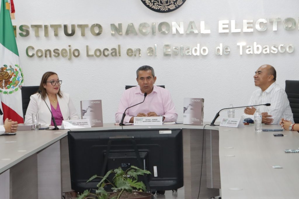 Personas participantes sentados en el salón de Consejo del Consejo Local de Tabasco.
