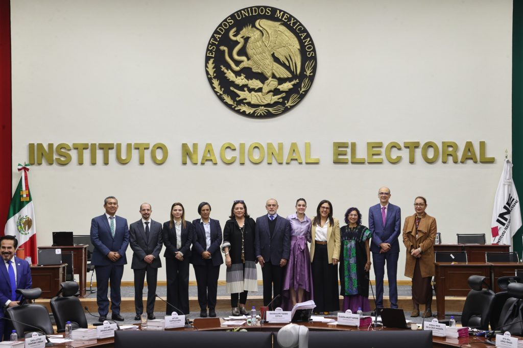 Personas Consejeras Electorales y la Secretaria Ejecutiva posando para la foto oficial.