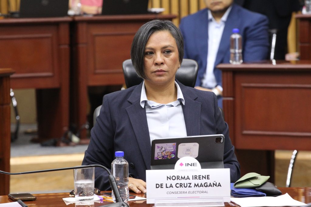 Norma Irene De La Cruz Magaña, Consejera Electoral sentada en el consejo participando en la sesión.