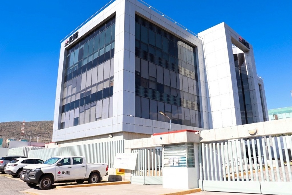 Fachada de un edifico blanco con ventanales.