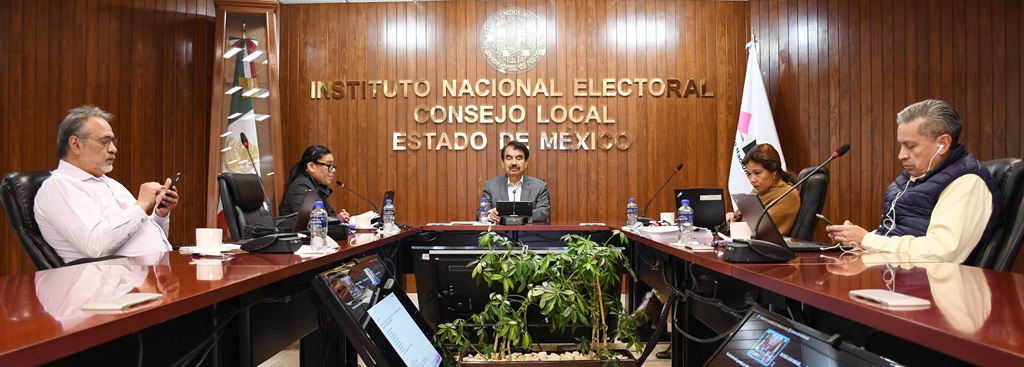 Cinco personas sentadas atrás de una mesa larga