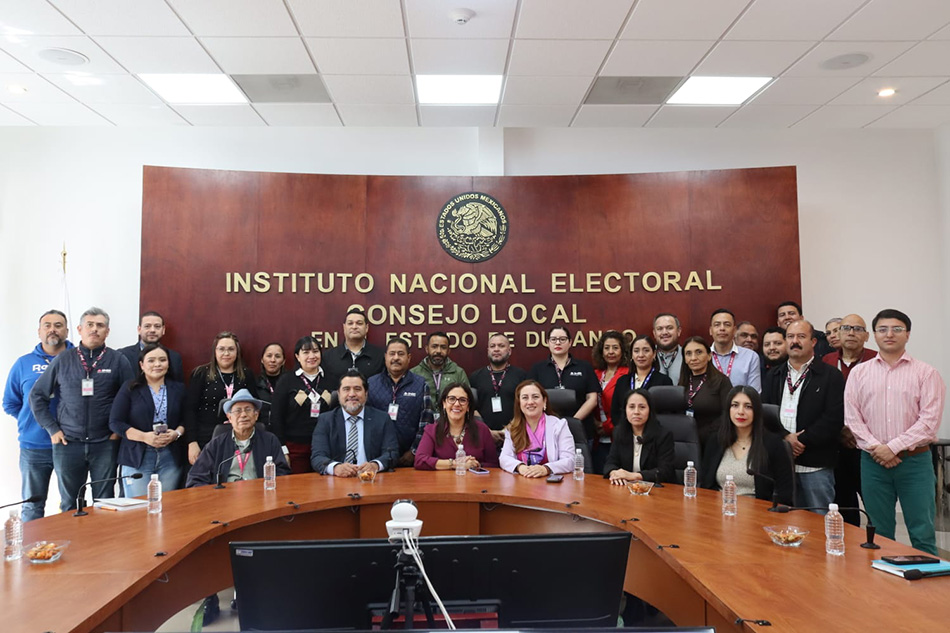 Claudia Zavala con el equipo del Consejo Local de Durango