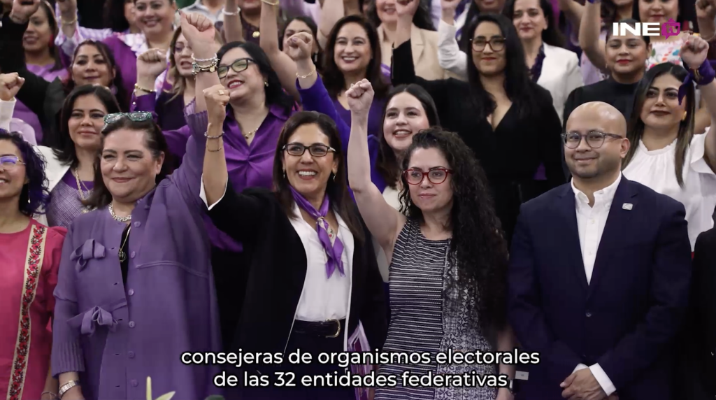 Mujeres alzando el brazo
