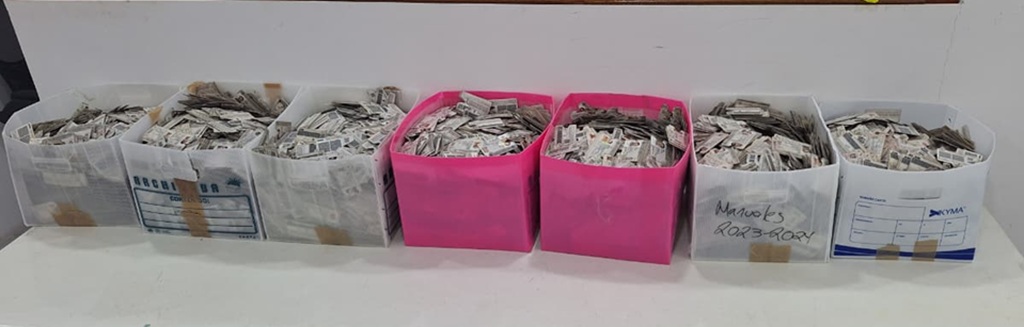 cajas color blanco y rosa con credenciales para votar sin validez