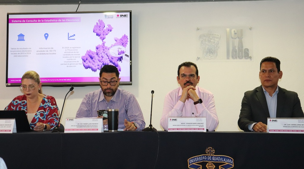 cuatro personas sentadas frente a una mesa con micrófonos