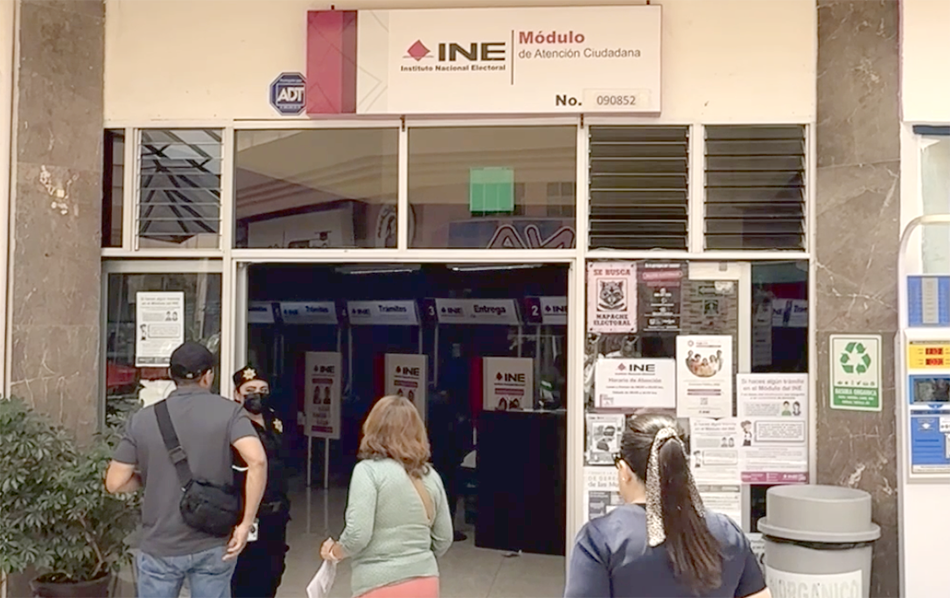 Personas llegando a un Módulo de Atención Ciudadana